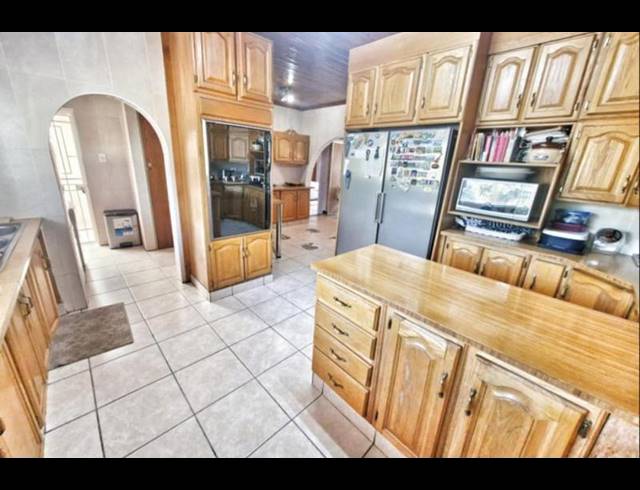 6 BEDROOM HOUSE FOR SALE IN MULBARTON